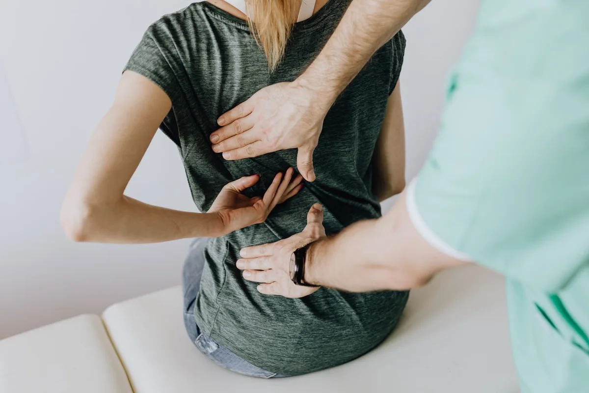 Detalle de una exploración de espalda realizada por un profesional de fisioterapia