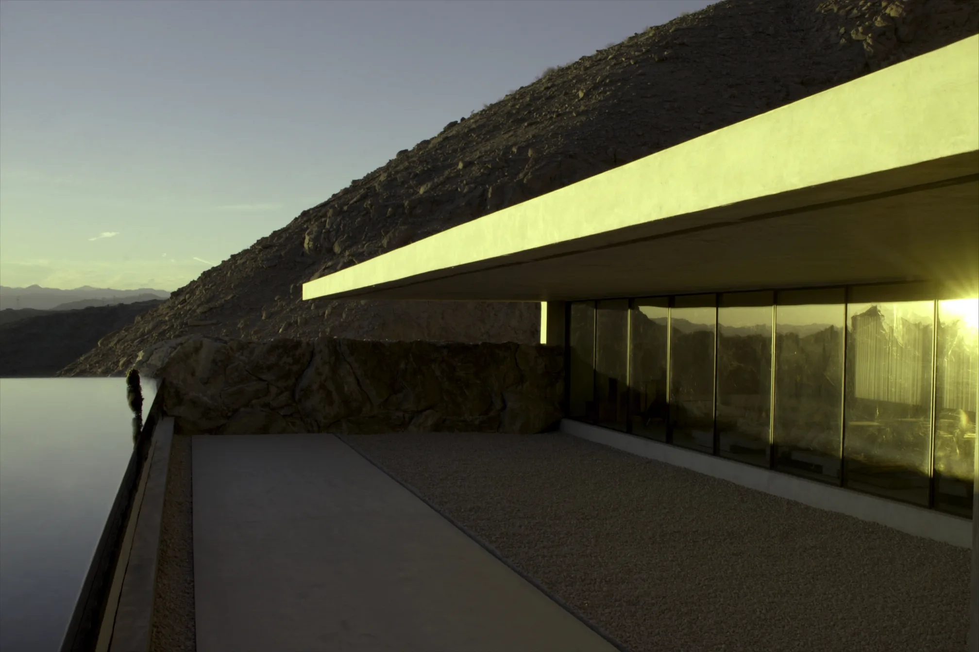 Vivienda horizontal asomada al borde de un cañón de roca