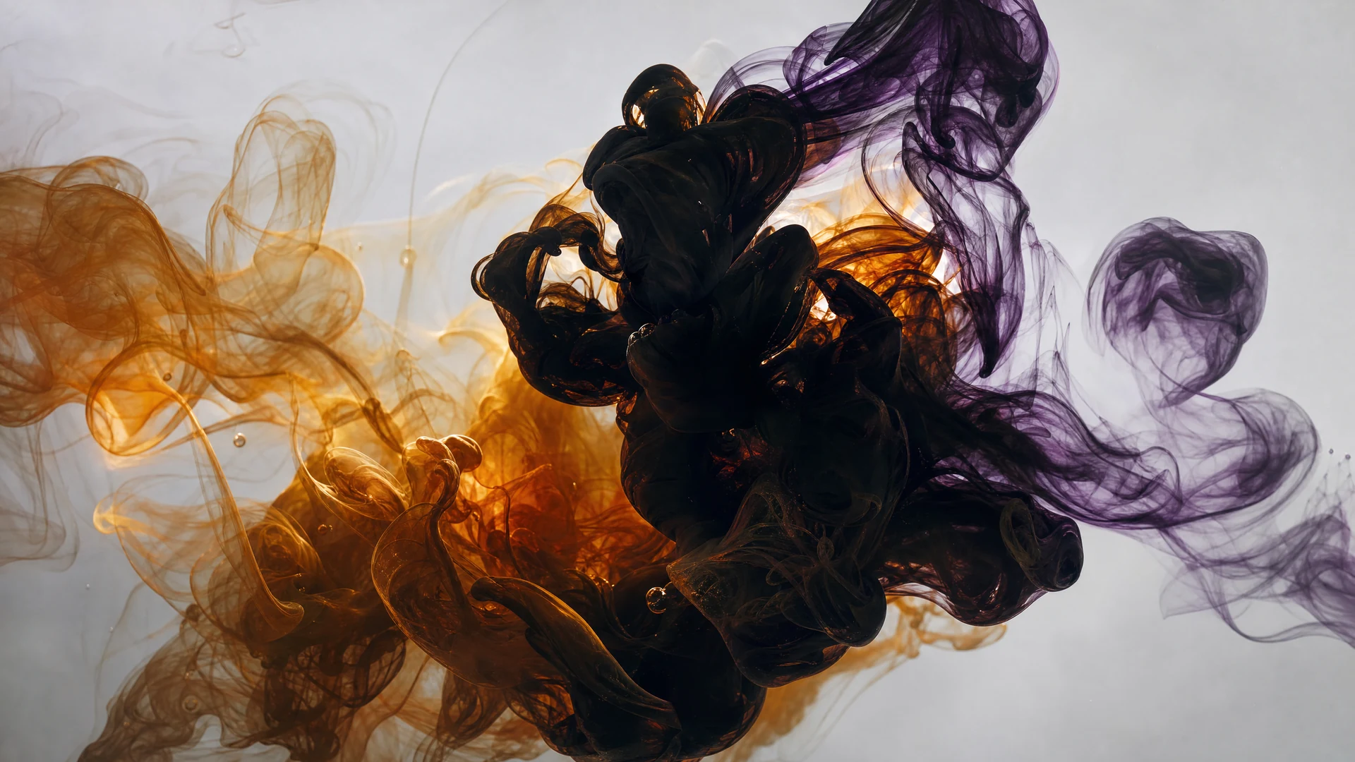 Formas líquidas y vapor en tonos ámbar, violeta y negro