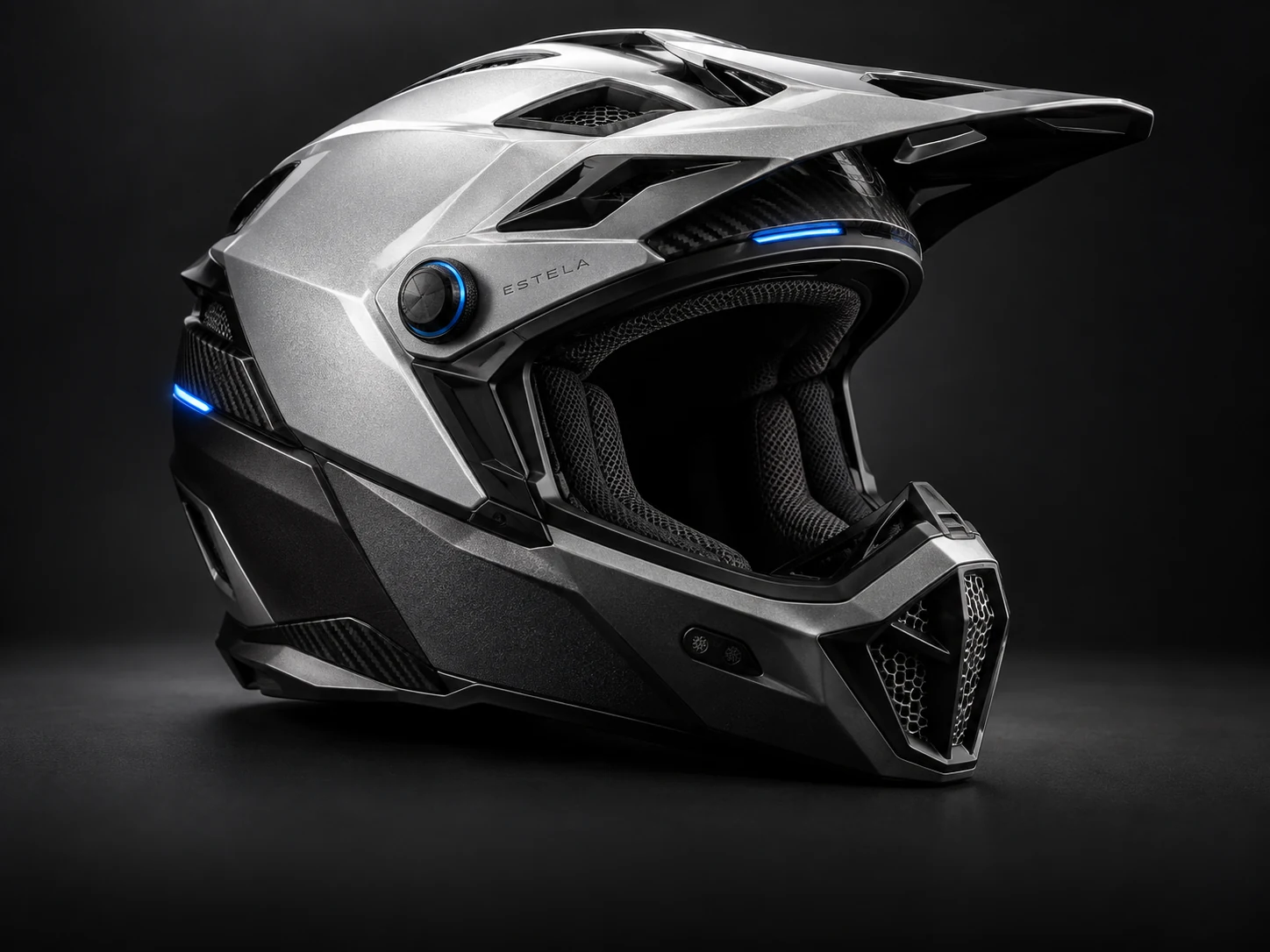 Casco de cross Estela en plata y grafito, con micrófonos en la barbilla y rueda de voz lateral