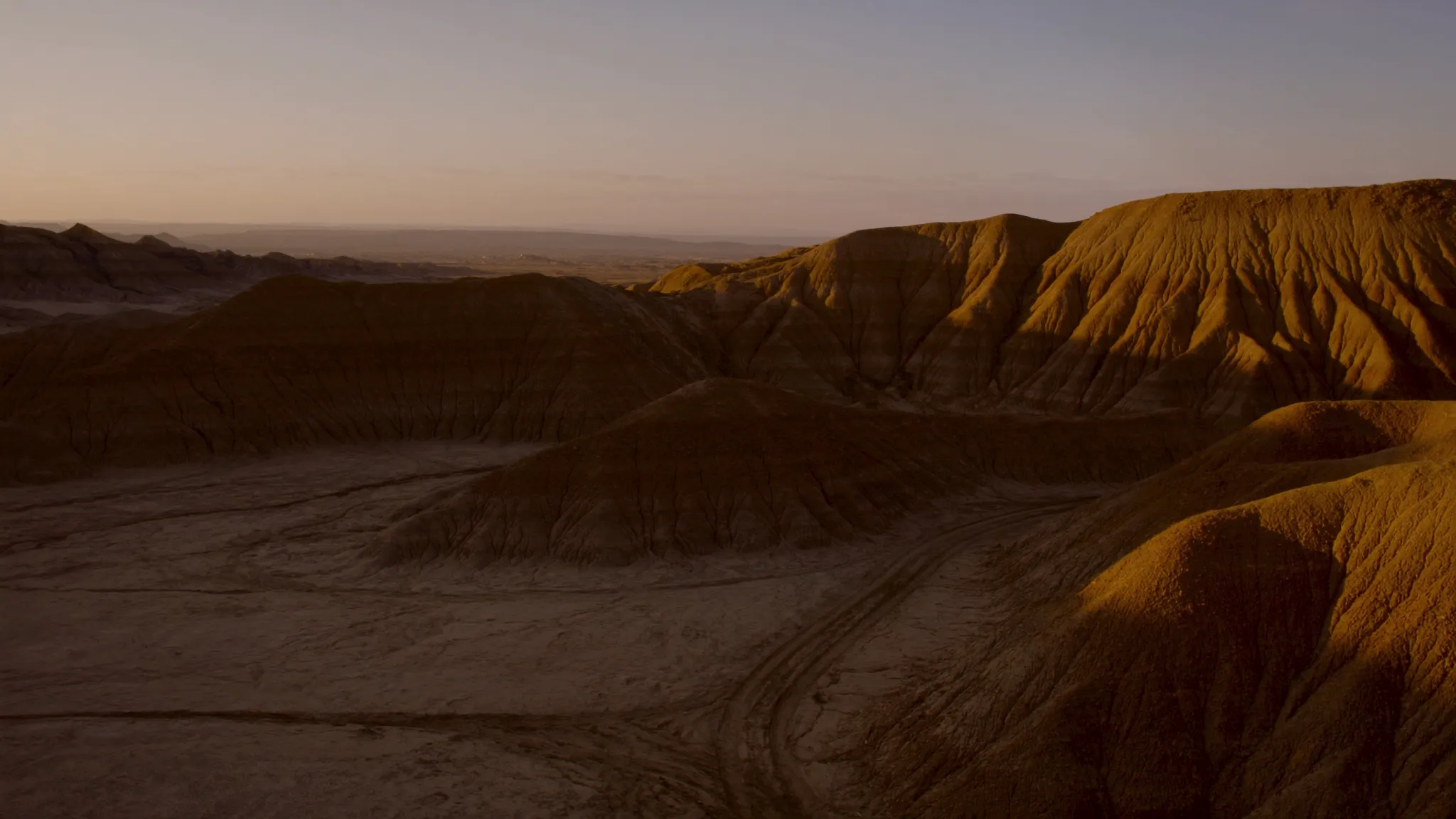 Cárcavas doradas de las Bardenas Reales al atardecer