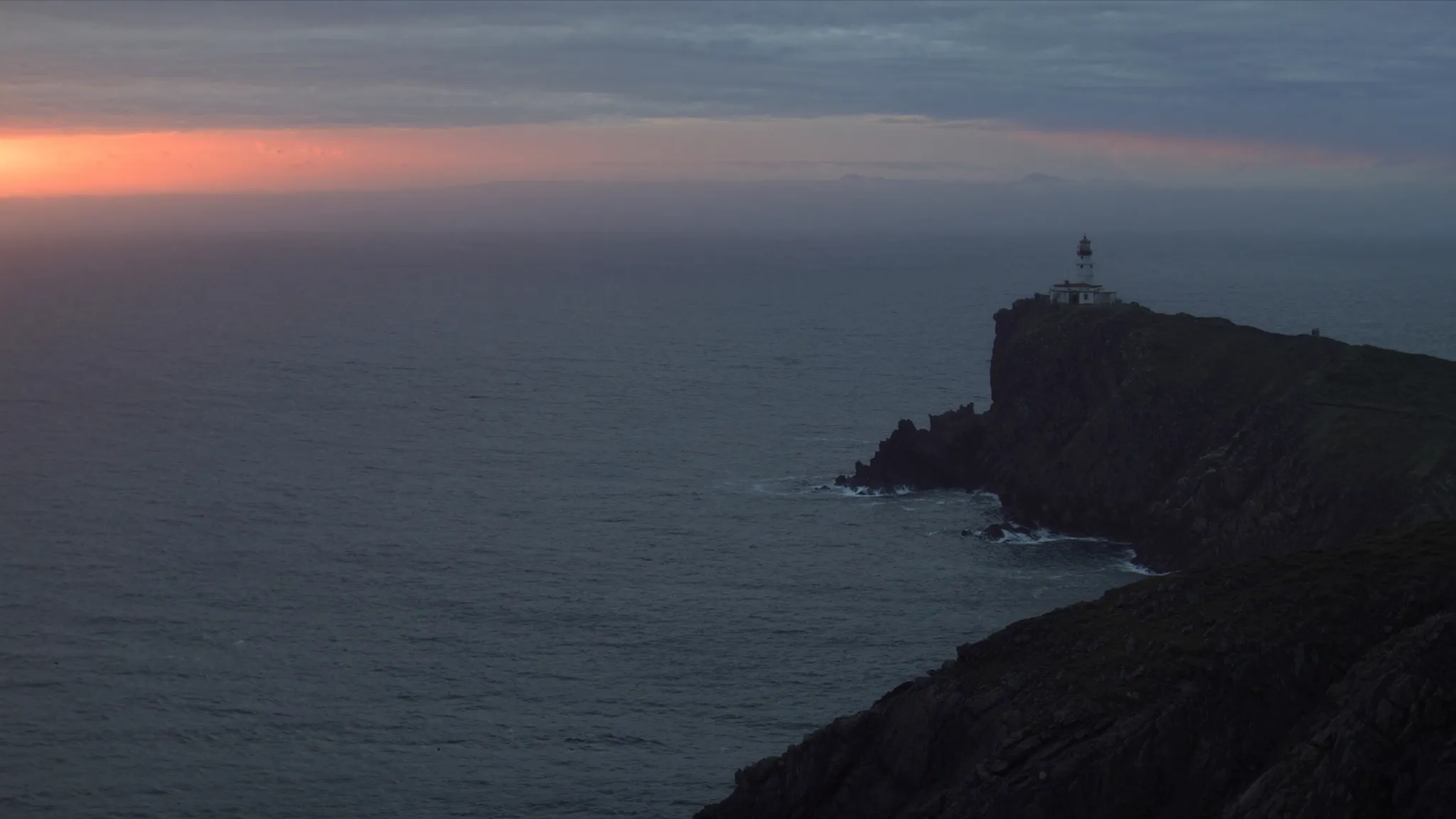 Faro solitario sobre un acantilado del Cantábrico