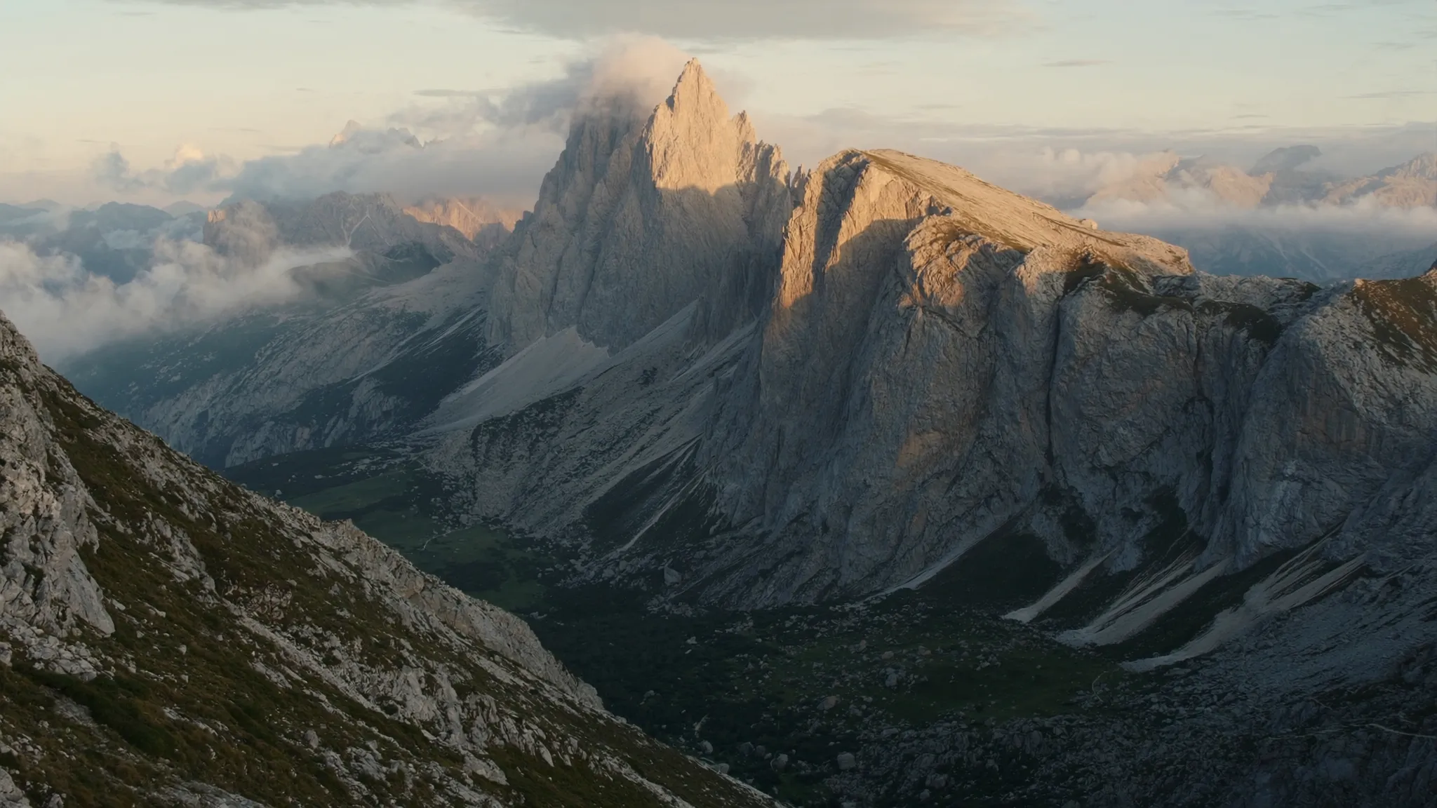 Cumbres calizas de los Picos de Europa entre nubes