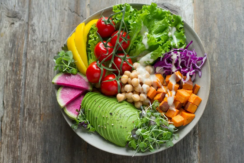 Ensalada vegetal con aguacate, garbanzos y hortalizas