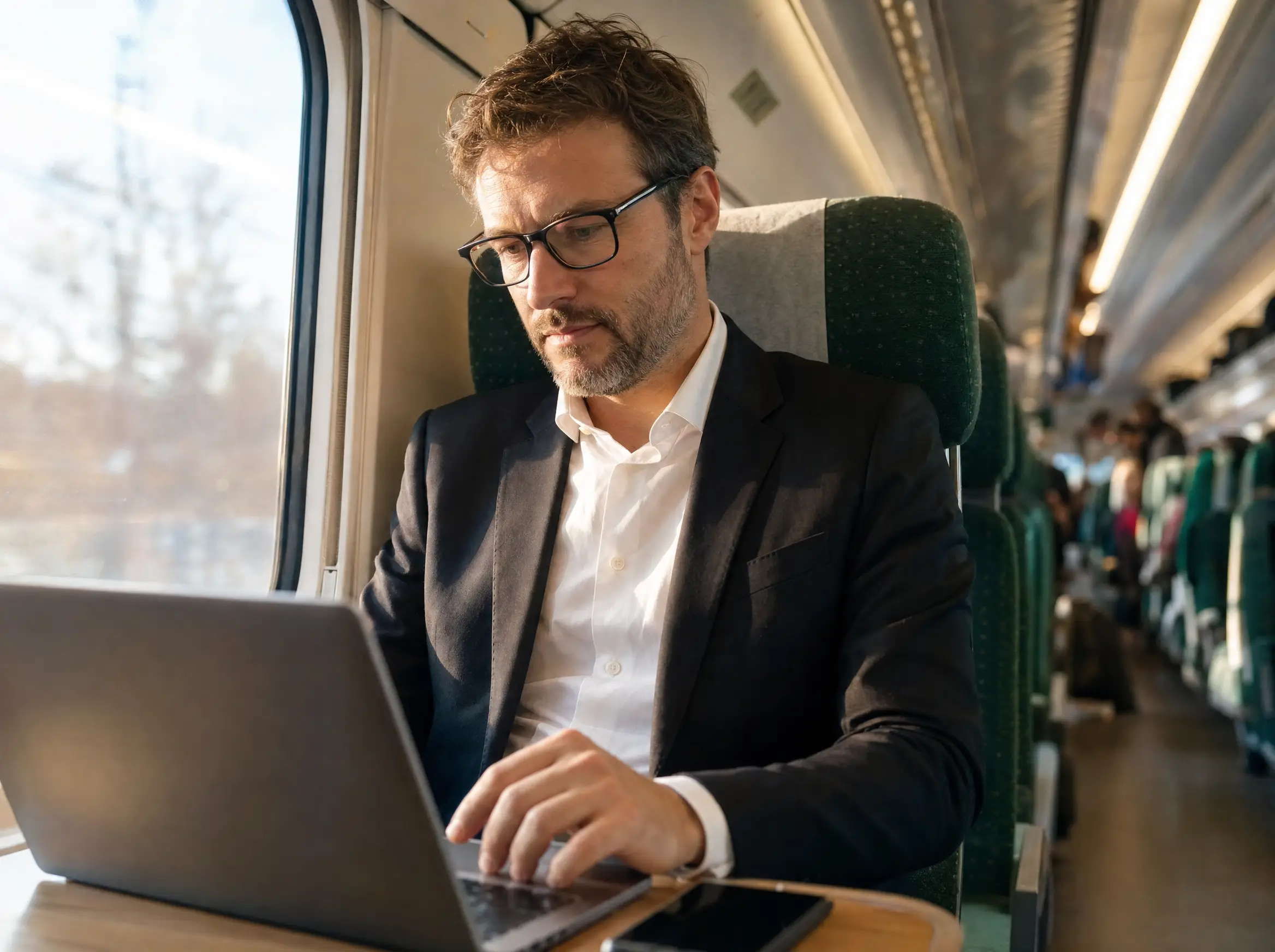 Persona trabajando con el portátil en un tren de alta velocidad