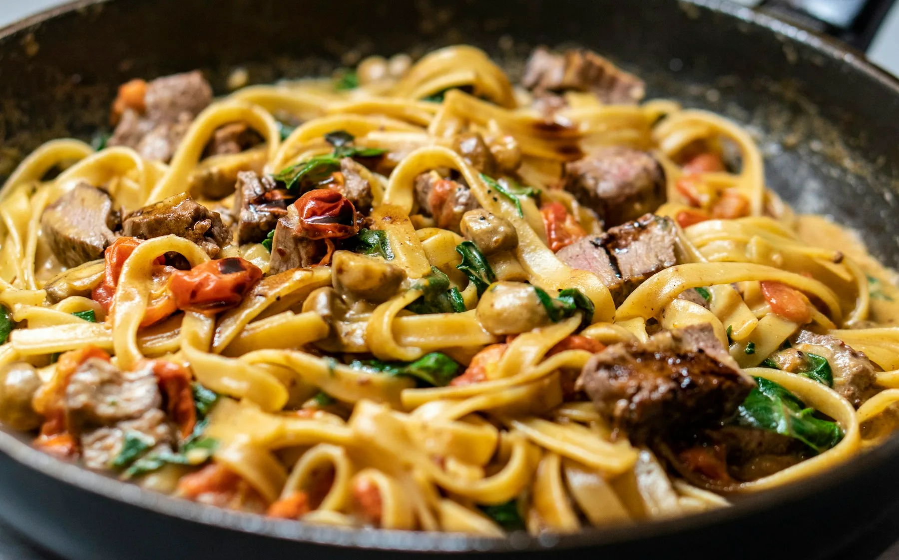 Pasta fresca con setas, tomates y hierbas de temporada