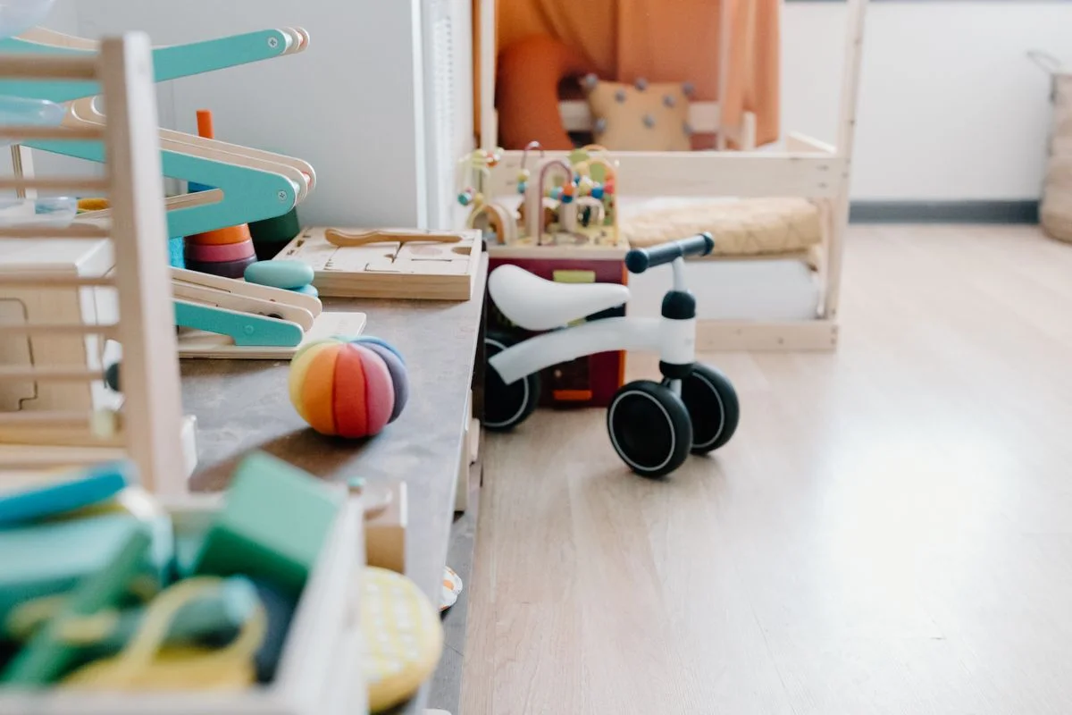 Juguetes de madera y materiales de juego en una habitación con luz natural